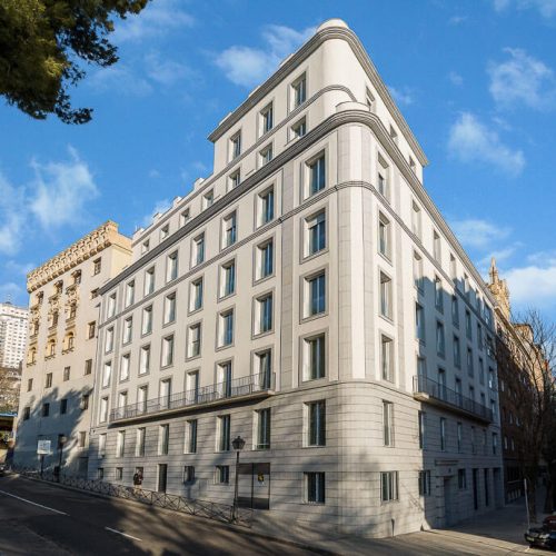 cat-in-a-square-plaza-espana-skyline-architectural-01