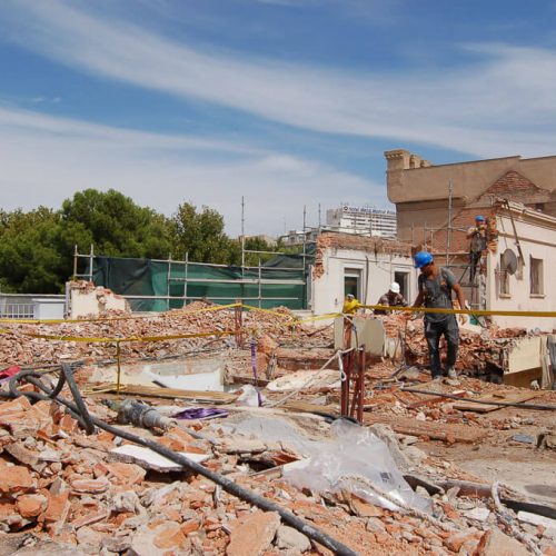 cat-in-a-square-plaza-espana-skyline-architectural-05