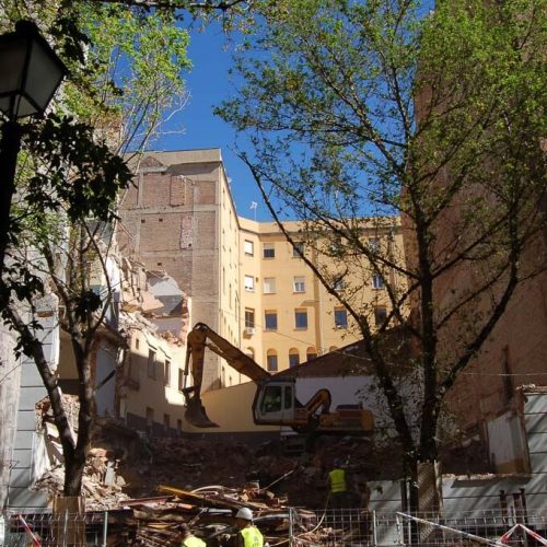 cat-in-a-square-plaza-espana-skyline-architectural-06