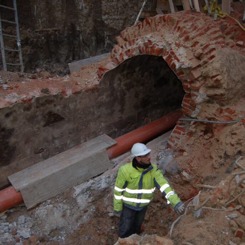 cat-in-a-square-plaza-espana-skyline-architectural-07