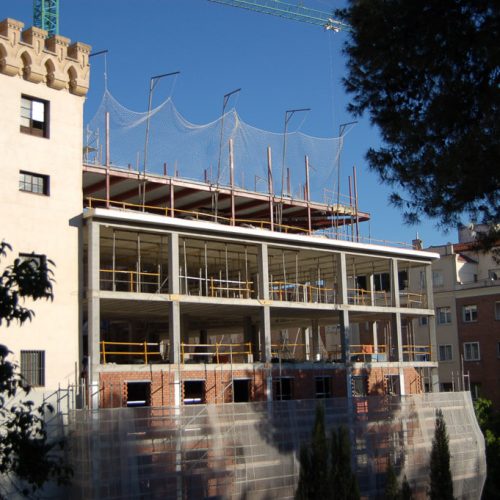 cat-in-a-square-plaza-espana-skyline-architectural-09